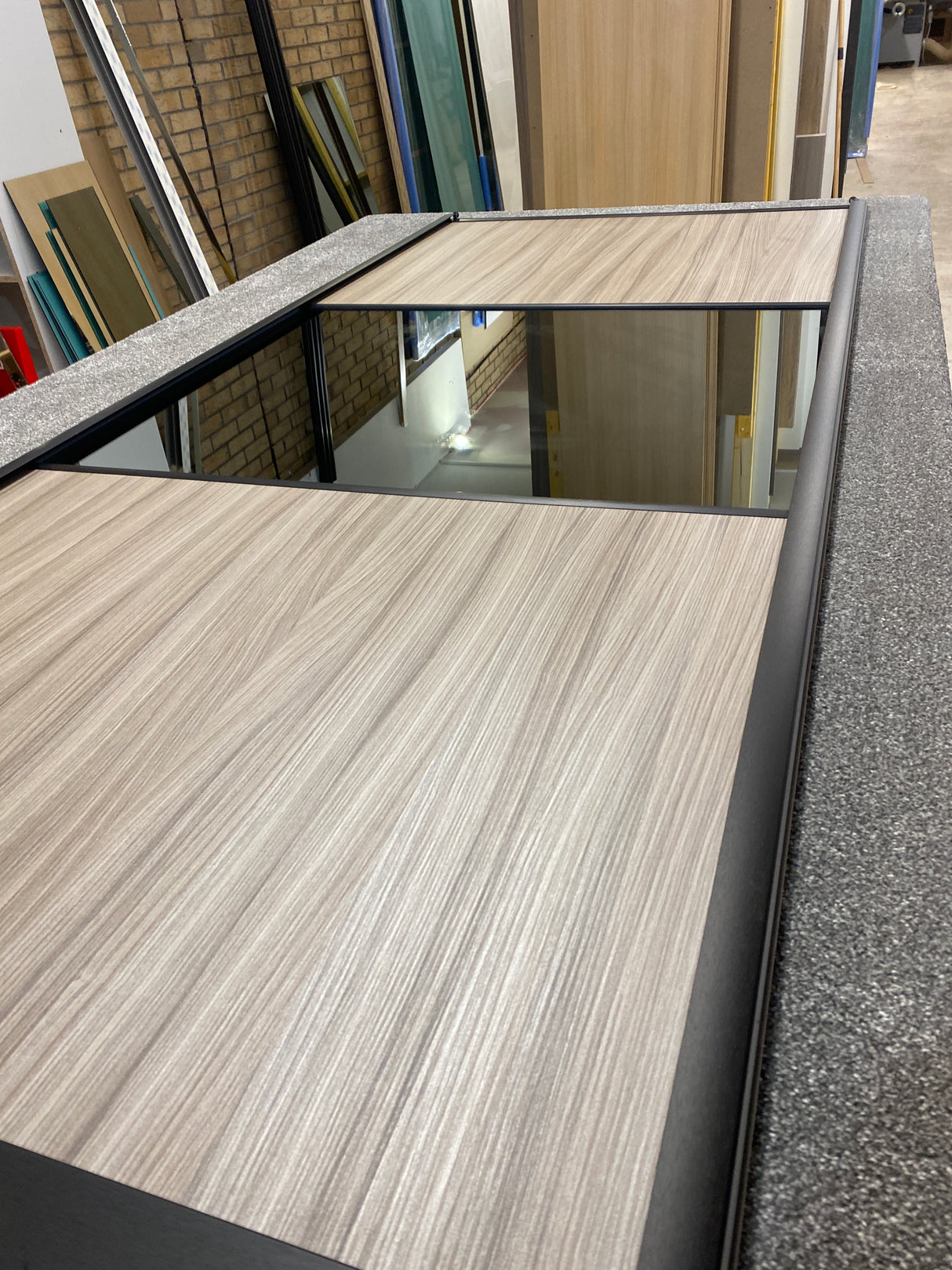 Gebürsteter schwarzer Curve-Schiebetüren-Bausatz für Kleiderschrank – 3 Türen, grauer Spiegel und Shorewood – nach Maß gefertigt