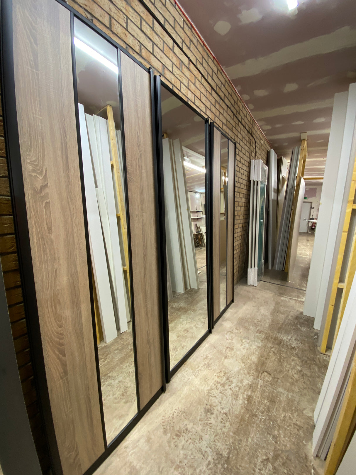 Kit de puerta de armario corrediza curva negra cepillada - Diseño vertical y de panel completo de 3 puertas - Espejo y roble bardolino gris - Hecho a medida