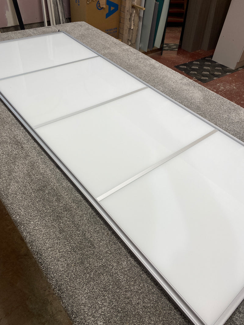 Klassisches silbernes Schiebetüren-Set für Kleiderschrank – 3-türiger Spiegel und reinweißes Glas – nach Maß gefertigt