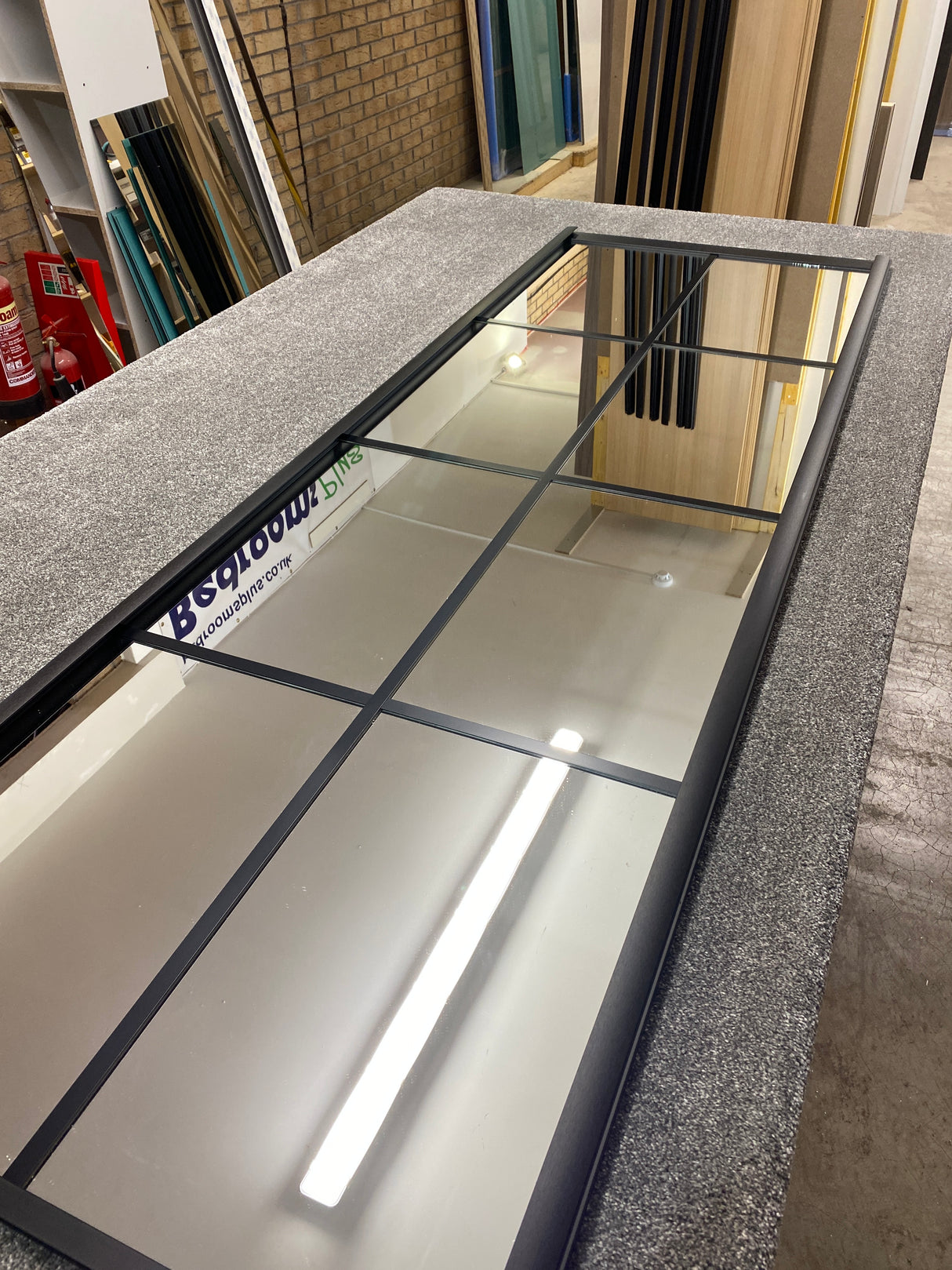 Gebürstetes schwarzes Curve-Schiebetüren-Set für Kleiderschrank – 2-türiger 8-Panel-Gitterspiegel – nach Maß gefertigt