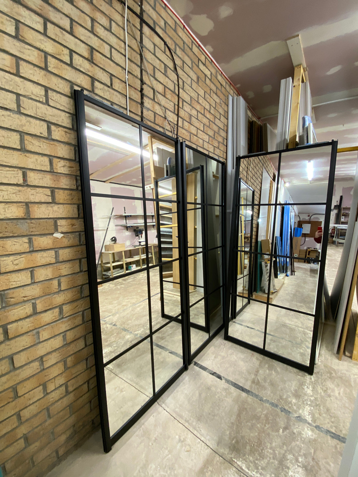 Gebürstetes schwarzes Curve-Schiebetüren-Set für Kleiderschrank – 2-türiger 8-Panel-Gitterspiegel – nach Maß gefertigt