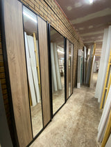 Gebürstetes schwarzes Curve-Schiebetüren-Set für Kleiderschrank – 2 Türen, Verti und Vollpaneel-Design – Spiegel und graue Bardolino-Eiche – nach Maß gefertigt